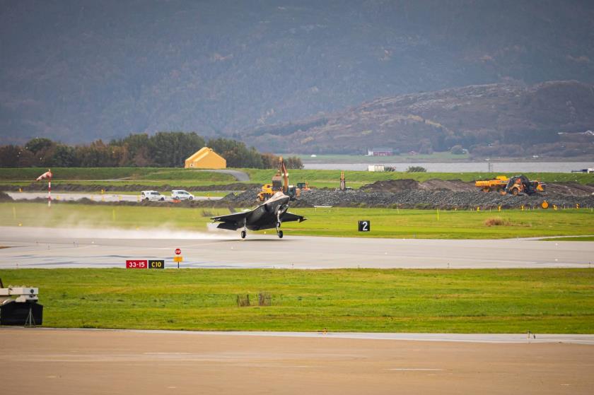 Bilde av jagerfly på Ørland flystasjon - Klikk for stort bilde