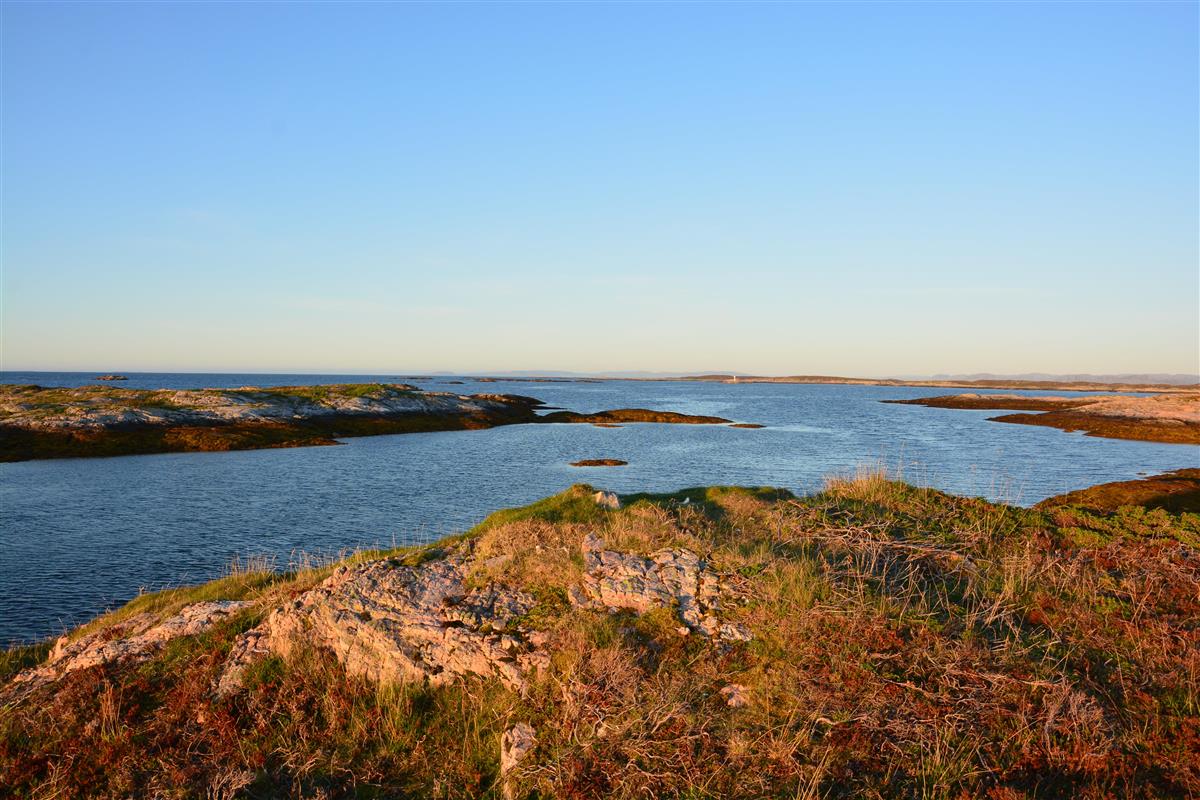 Viser øyer, blått hav og blå himmel ved Tarva - Klikk for stort bilde