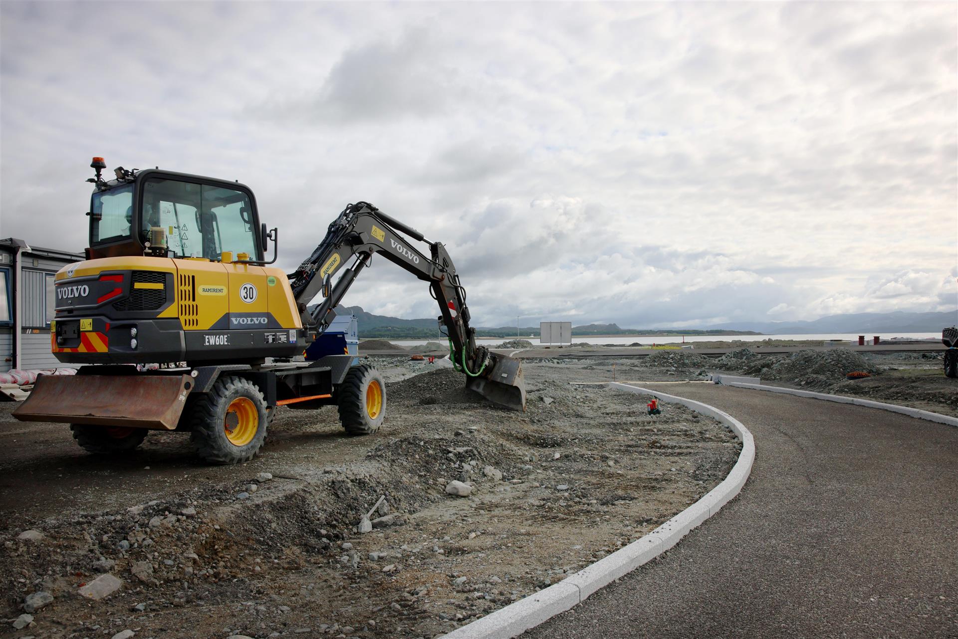 Gravemaskin som graver i bakken