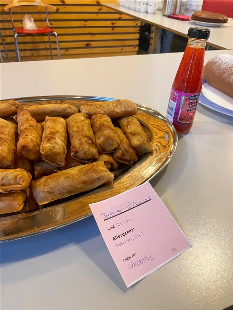 Fat med vårruller på - Klikk for stort bilde