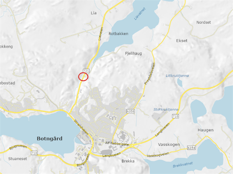 Rød ring markert på kartet på Liaveien. Ringen er markert på veien rett før man kommer til et vann ved Rotbakken