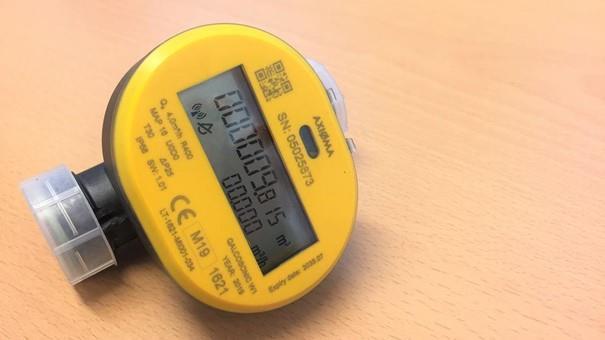 Bildet viser en vannmåler med digitalt display