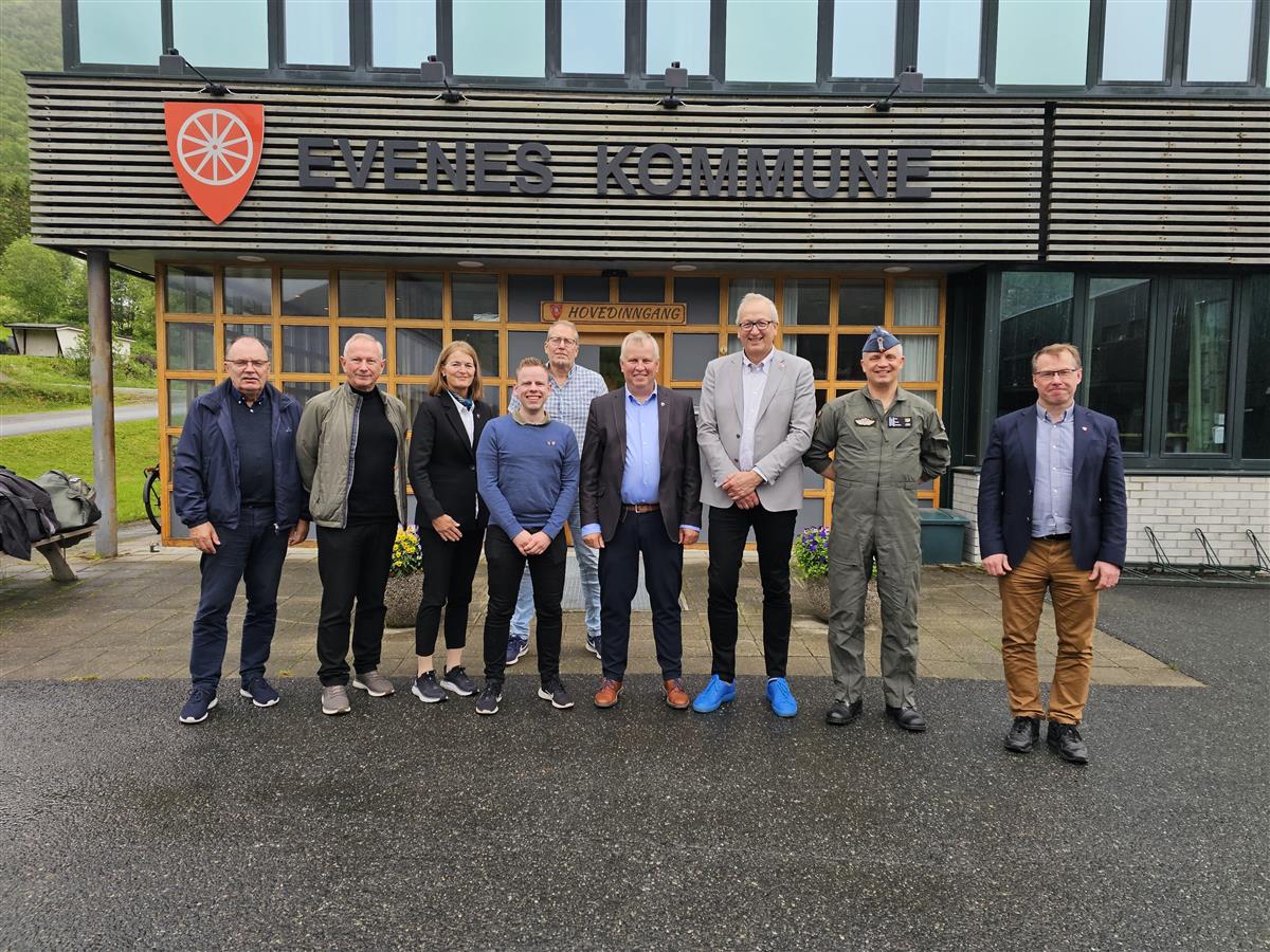 Viser ni personer som var med på møtet utenfor Evenes kommune,s rådhus - Klikk for stort bilde
