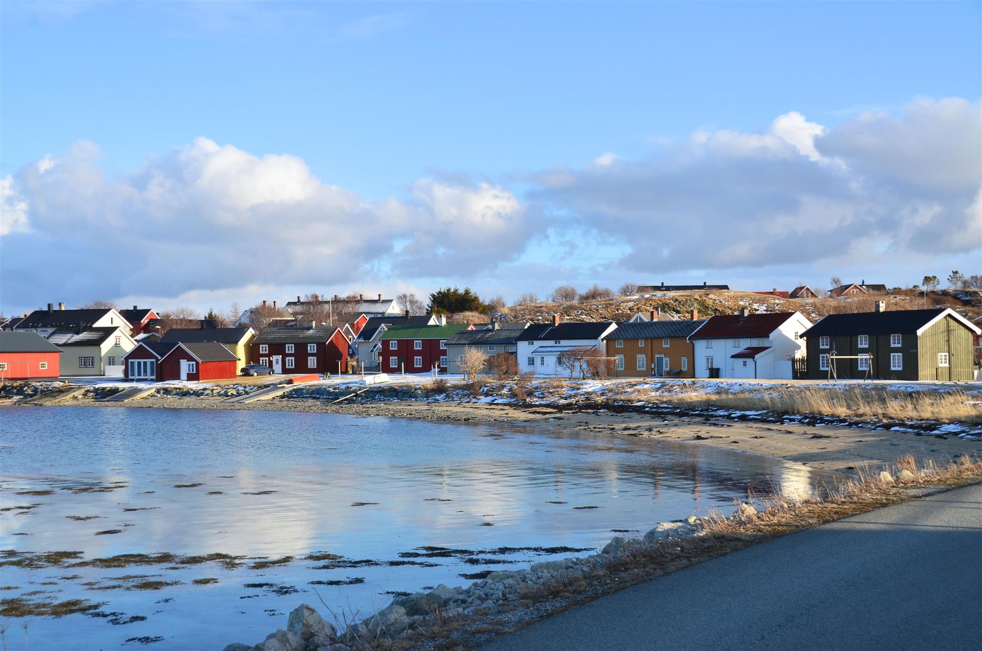 Husrekke ved sjøen. 
