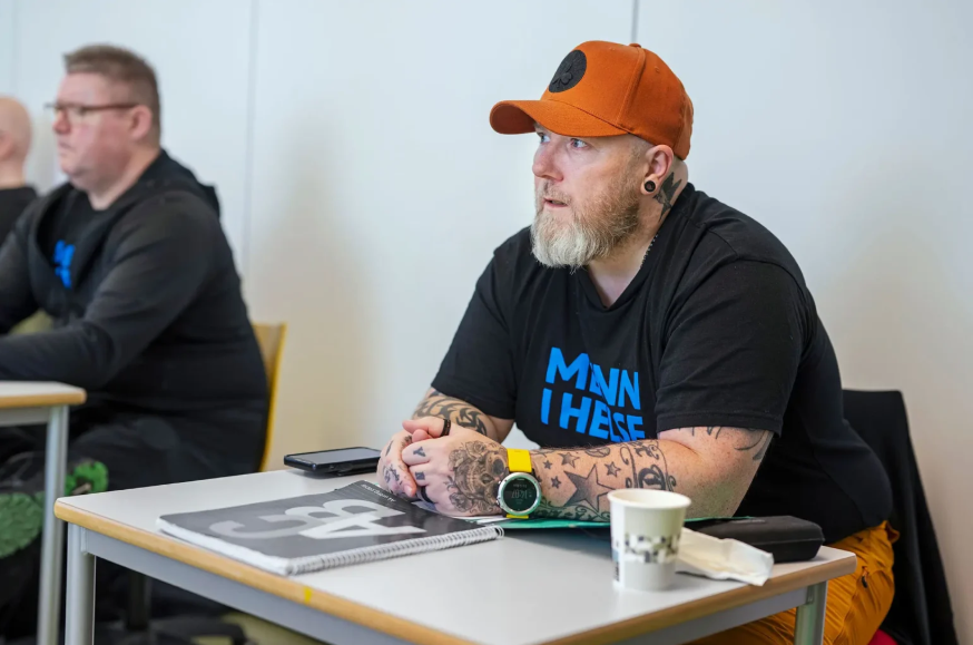 Mann på skolebenk. - Klikk for stort bilde