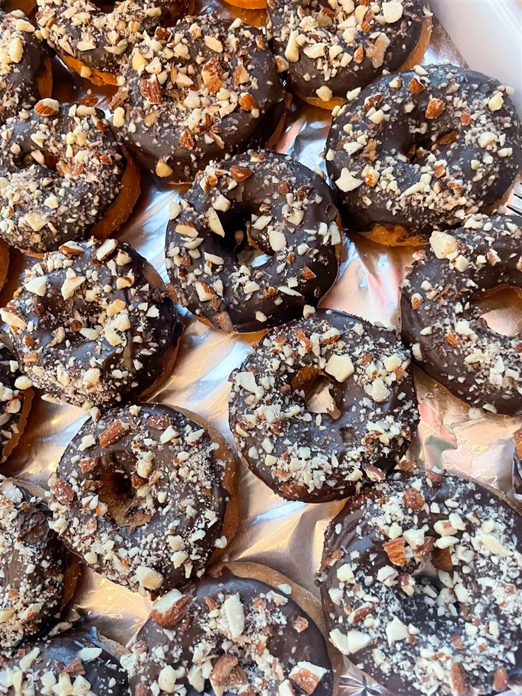 Bilde av sjokoladedonuts med strø på. De fyller hele bildet. - Klikk for stort bilde