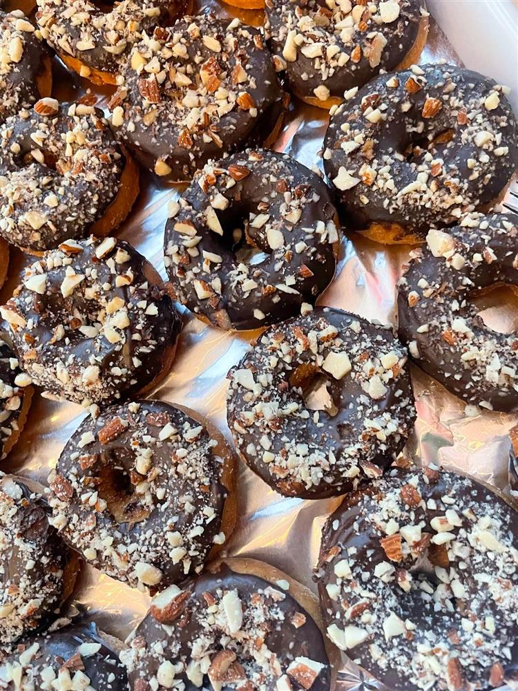 Bilde av sjokoladedonuts med strø på. De fyller hele bildet. - Klikk for stort bilde