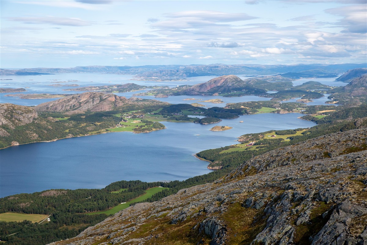 Bilde av fjell, sjø og blå himmel fra Ørland kommune (tatt fra fjellet Kopparen) - Klikk for stort bilde