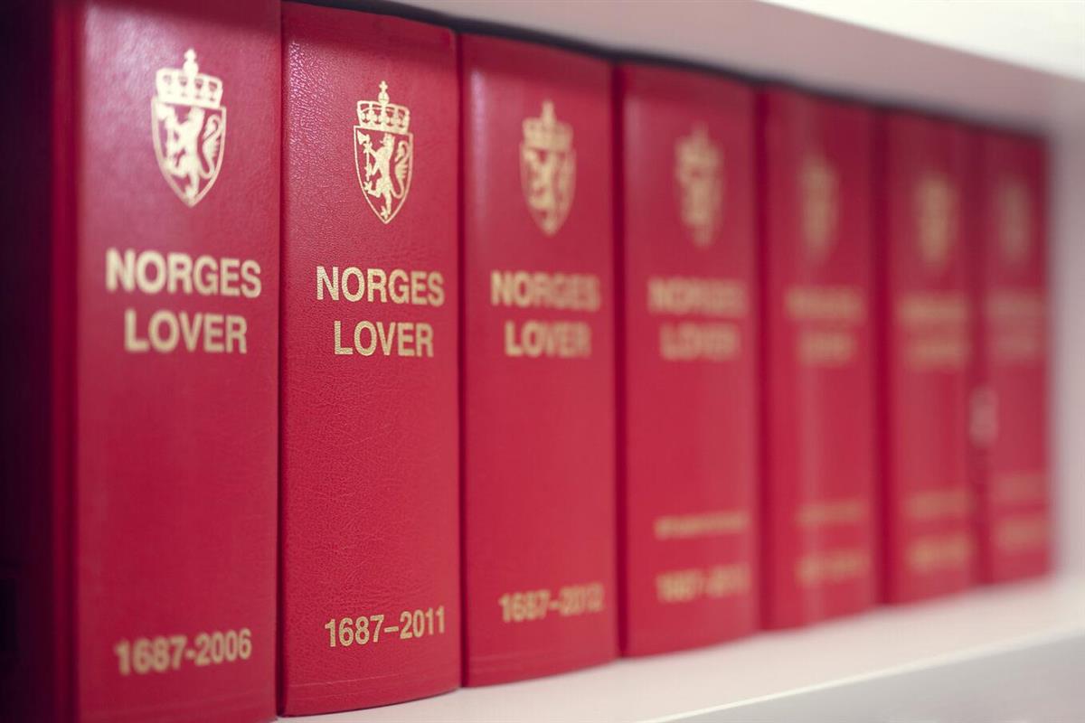 Viser 6 stk. røde bøker, Norske lover - Klikk for stort bilde