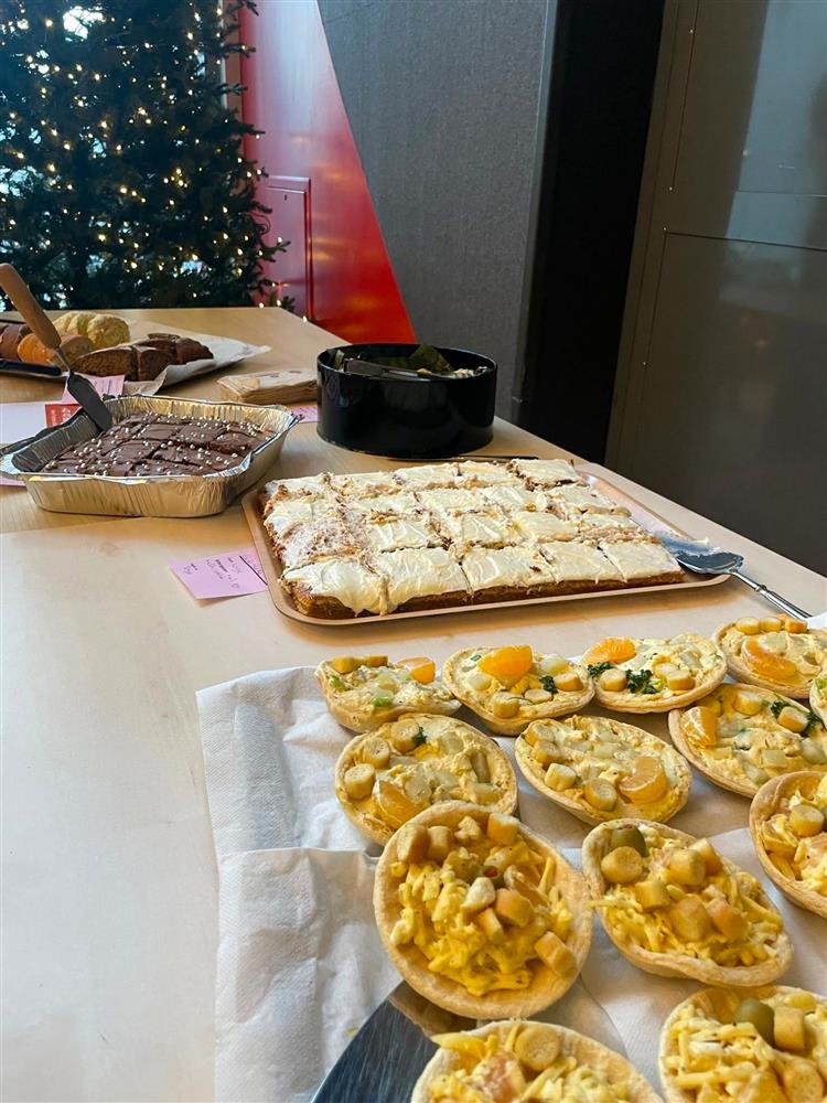 Store fat med forskjellig mat og kaker på står på et bord. - Klikk for stort bilde