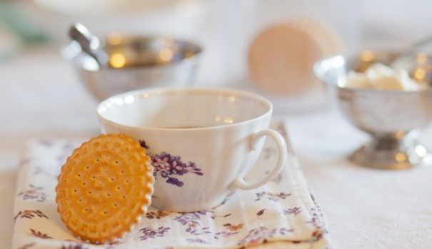 Bildet viser kaffekopp og kjeks