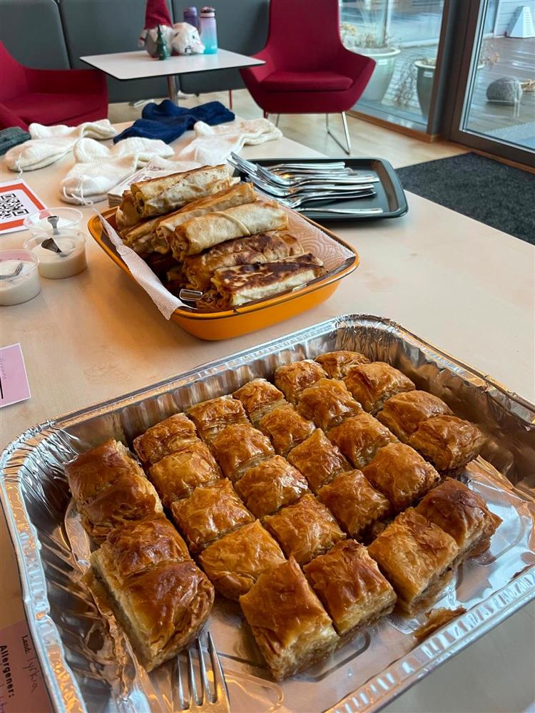 Aleminumsformer med forskjellig mat i.  - Klikk for stort bilde