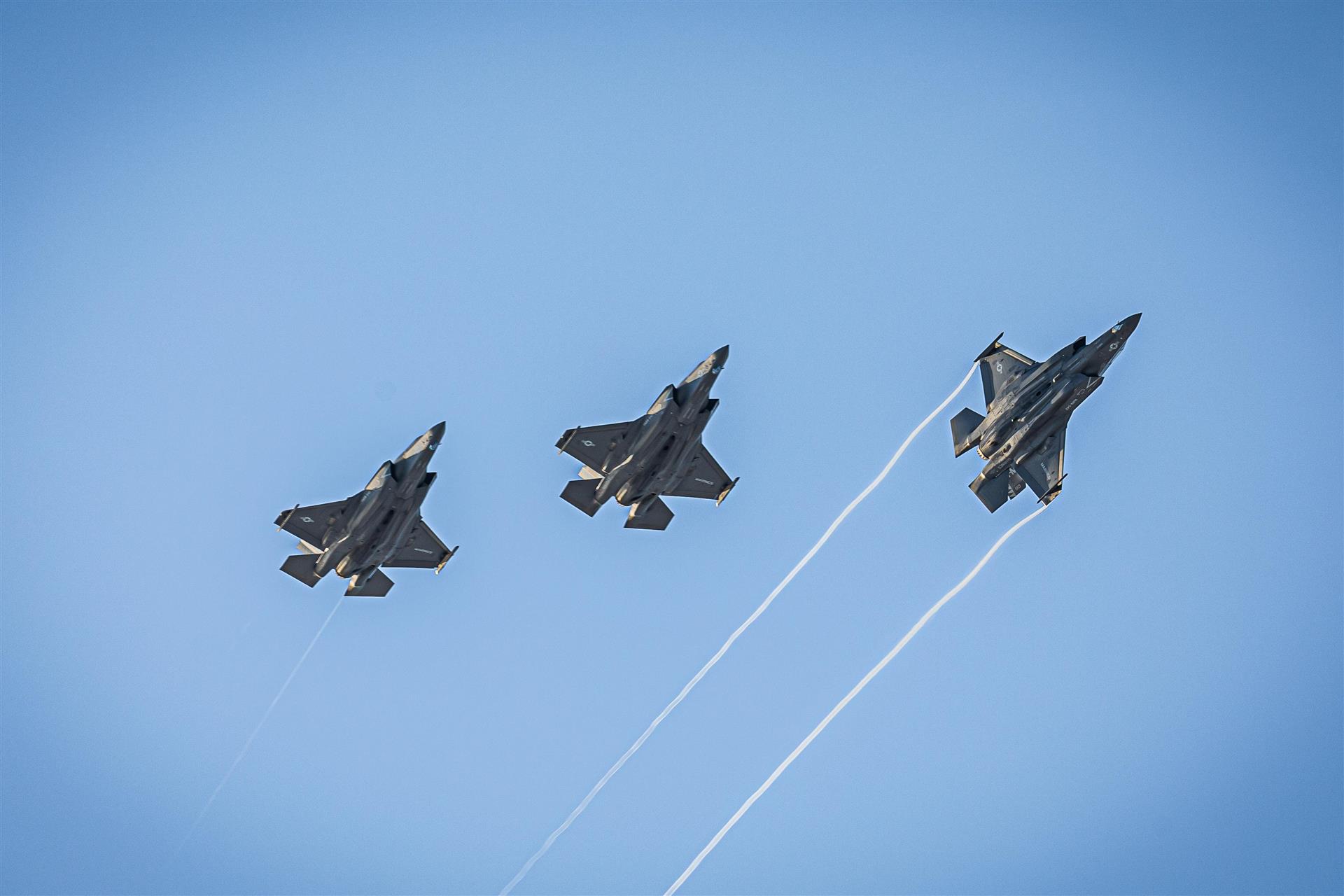 Tre kampfly flyr på himmelen