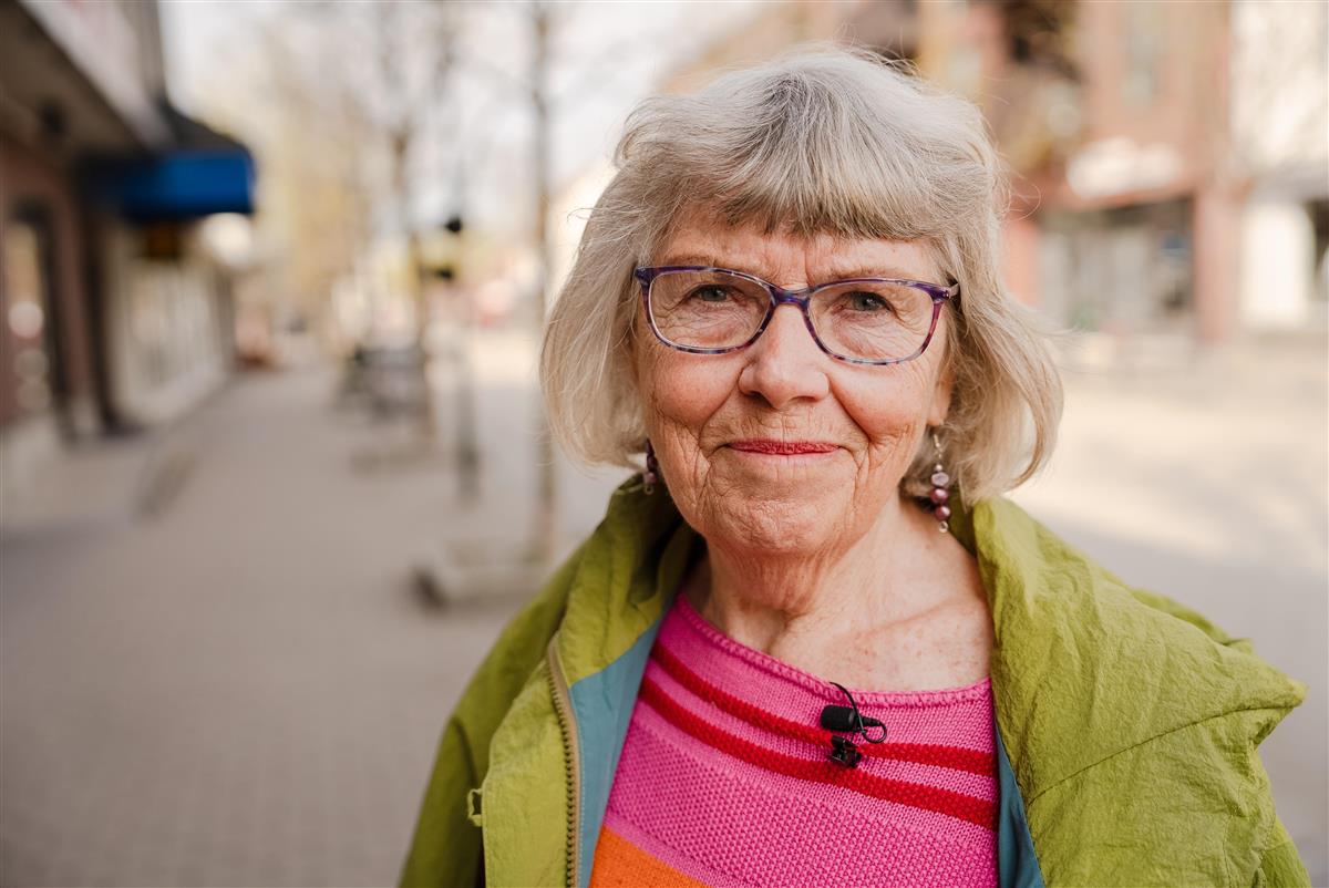 Eldre dame som venter på skyss - Klikk for stort bilde
